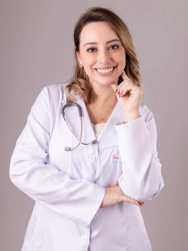 Dra. Patricia Cunha, pediatra em Sorocaba, sorrindo no consultório